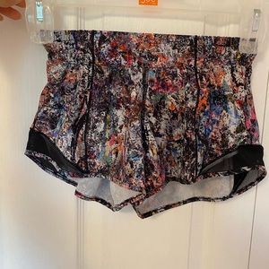 Lululemon 2.5 inch Hotty Hot Shorts Size 2 in Vitalize Multi